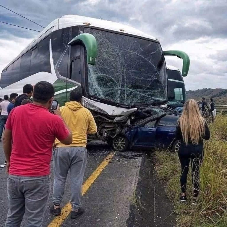 Aparatoso incidente entre autobús y vehículo genera alarma en plena carretera