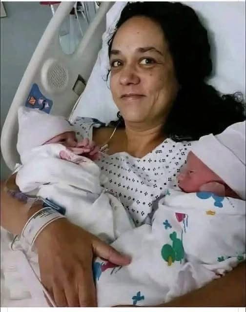 Mujer de 58 años presenta a sus gemelos y un detalle de los bebés sorprende en redes