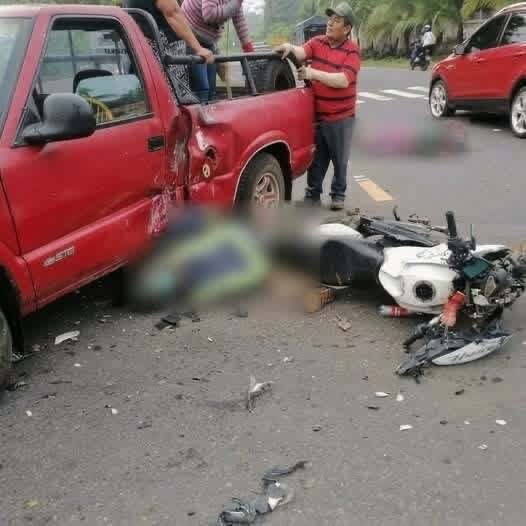 Grave incidente entre una motocicleta y una camioneta genera conmoción en plena vía