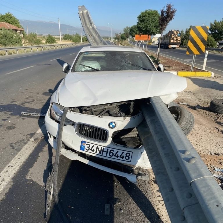 Impactante incidente: una barrera atraviesa un automóvil y deja tres personas heridas