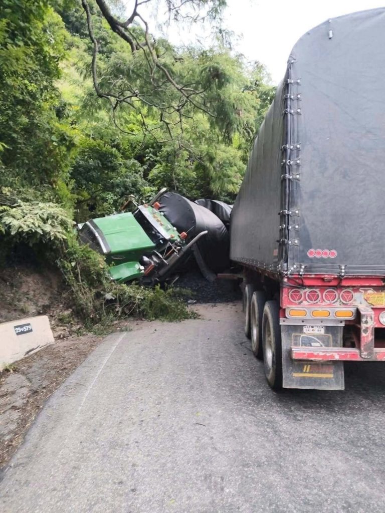 Camión accidentado en carretera genera preocupación tras difundirse nuevas imágenes