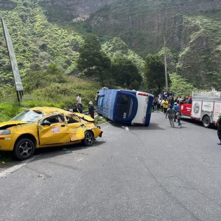 Accidente entre autobús y taxi moviliza a bomberos en carretera de montaña