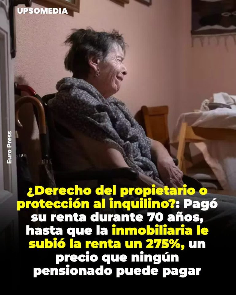 Mari Carmen, de 87 años, sale en camilla de la casa donde vivió durante 70 años
