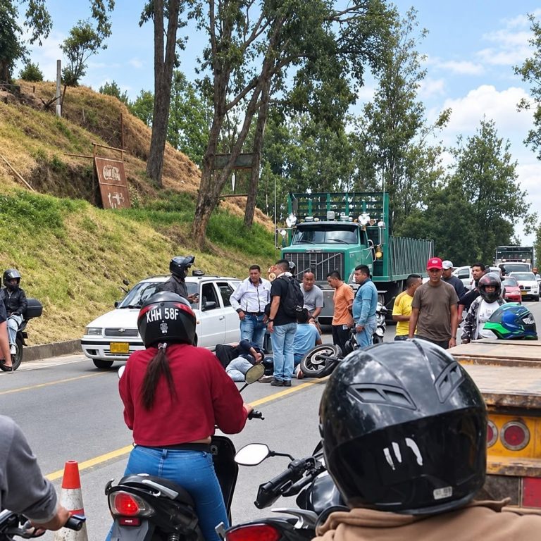 Imagen de un incidente vial con motociclistas genera preocupación en redes