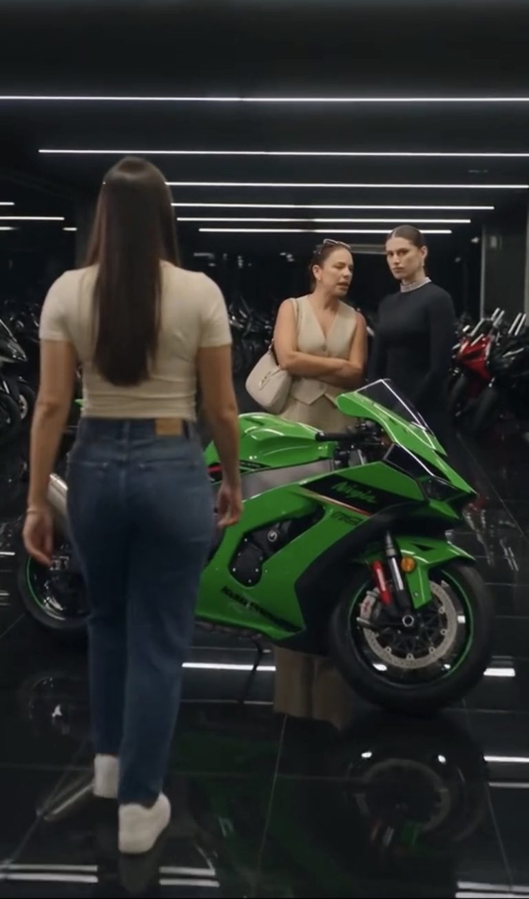 La dueña de la motocicleta