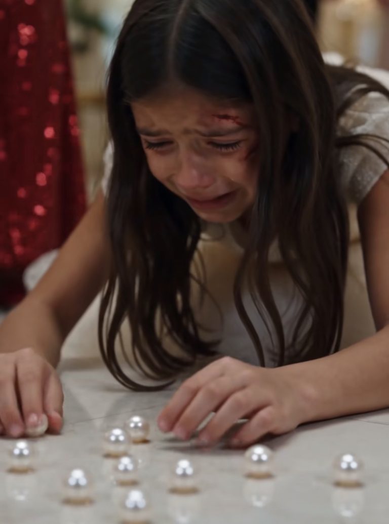 La niña recogía las perlas del suelo, pero una de ellas reveló quién era realmente
