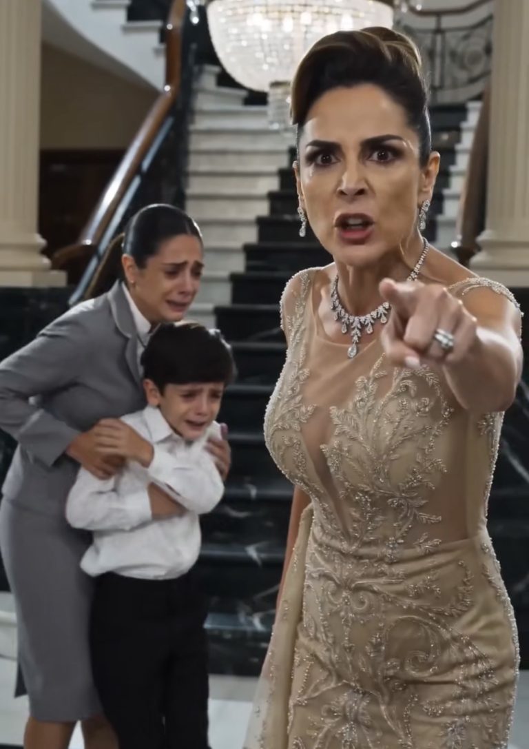 El Niño Señaló a su Madre… y el Medallón de Rosa Reveló un Secreto de Años