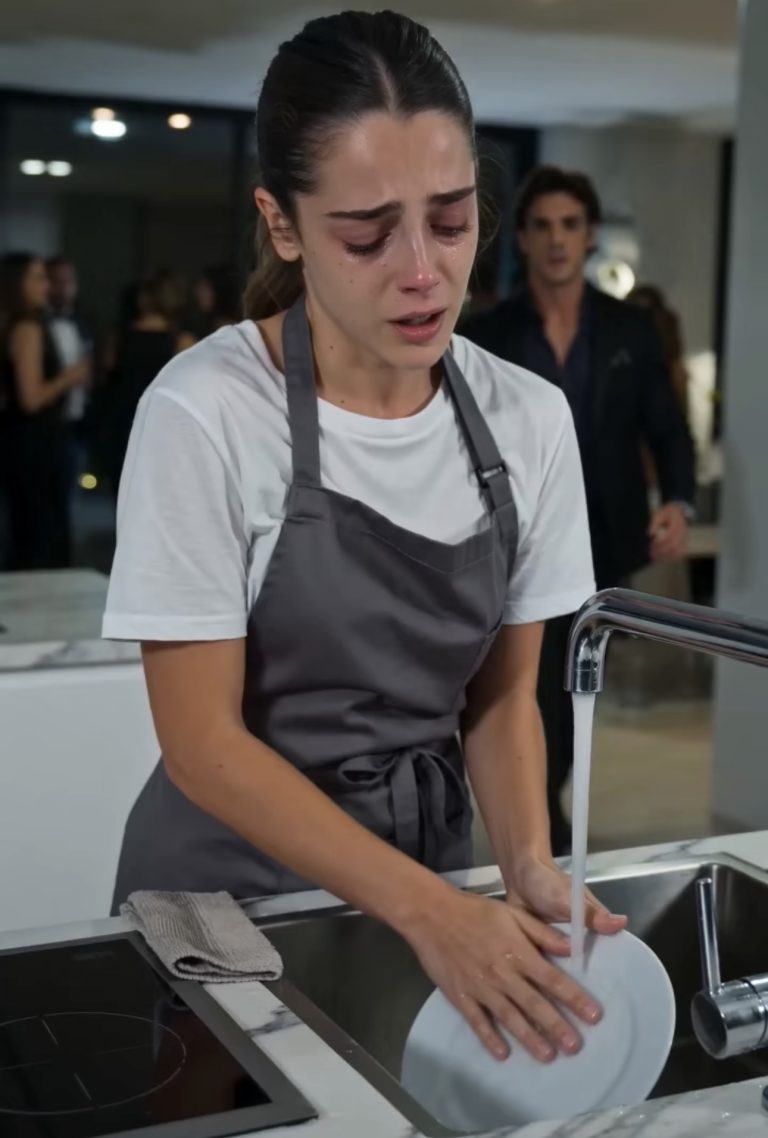 La Joven de la Cocina Reveló por Qué Había Terminado Fregando en Plena Fiesta