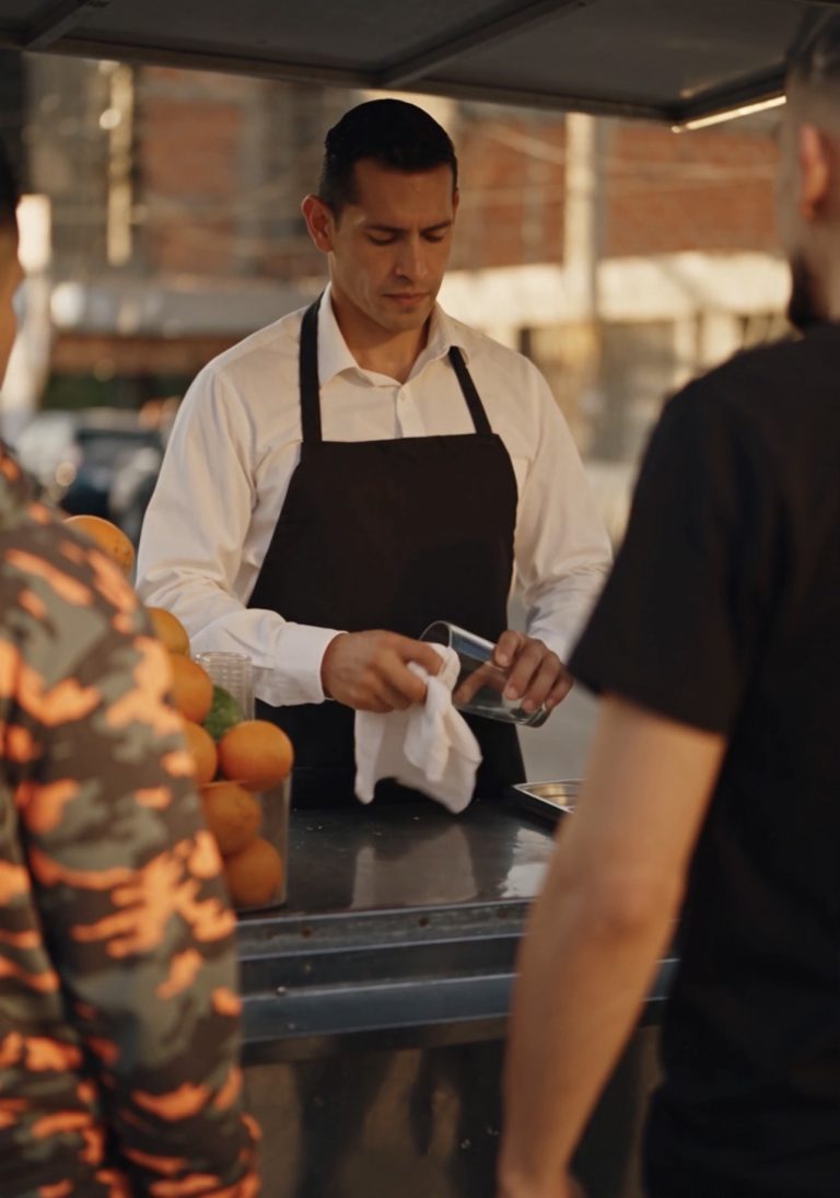 Se negaron a pagar los jugos y se burlaron del vendedor, pero una llamada cambió todo