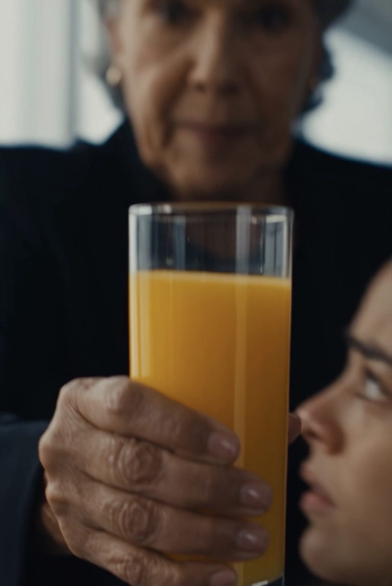 Entró a la Oficina y Encontró a Su Prometida en el Suelo Sin Imaginar Qué Escondía Aquel Vaso de Jugo