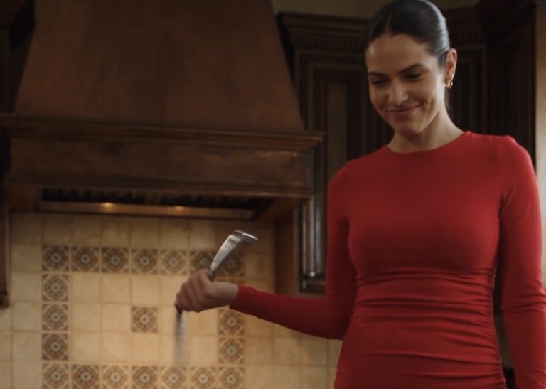 Encontró a una Empleada Protegiendo a su Hija en la Cocina, Pero las Cámaras Revelaron Por Qué la Mujer del Vestido Rojo Había Perdido el Control