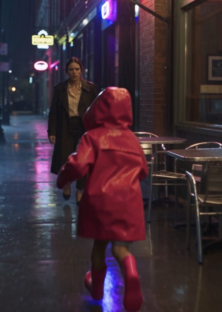 La niña bajo la lluvia