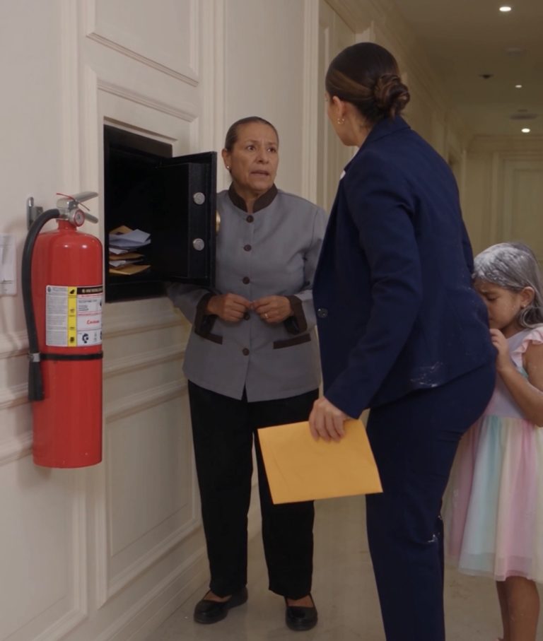 La Niña Descubrió a la Empleada Junto a la Caja Fuerte y Pidió a su Madre que Revisara lo que Faltaba