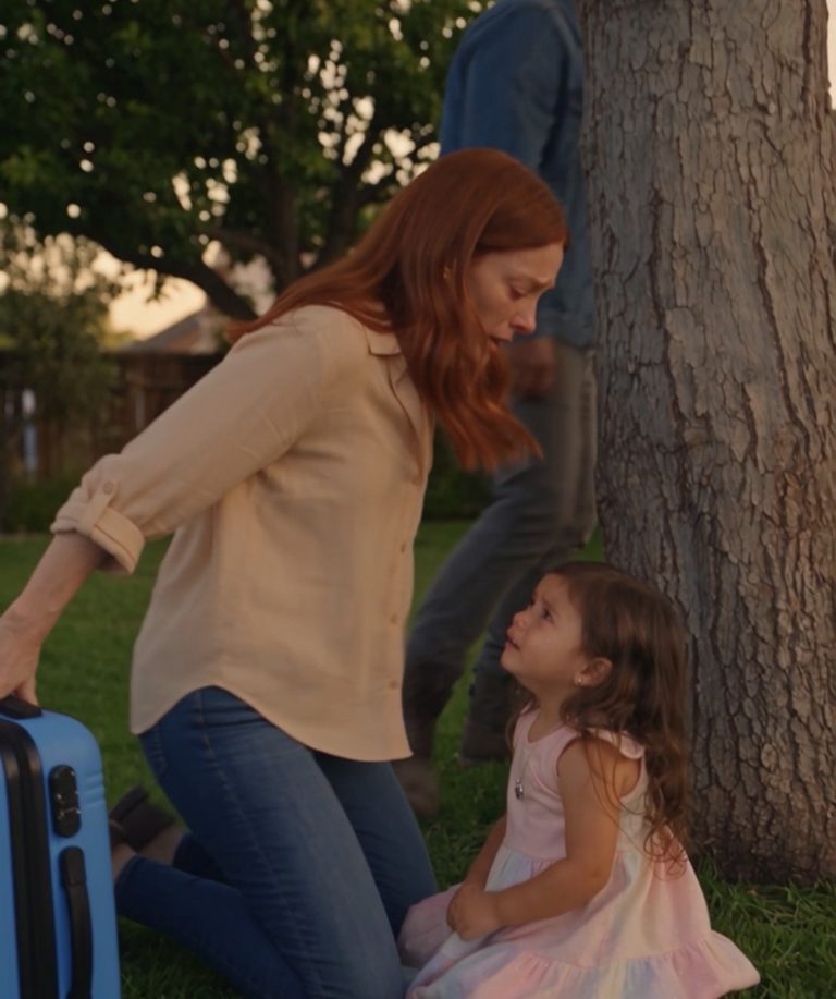 Sus Padres la Dejaron Llorando Junto a un Árbol y el Collar de su Madre Terminó Explicando Aquella Despedida