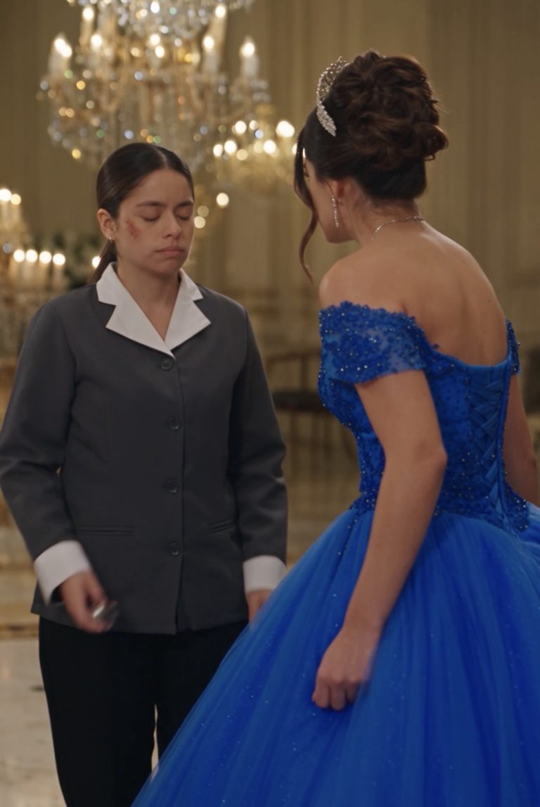 La Empleada Mostró un Reloj Antiguo en Plena Gala y Reveló que la Mujer del Vestido Azul Era su Hermana