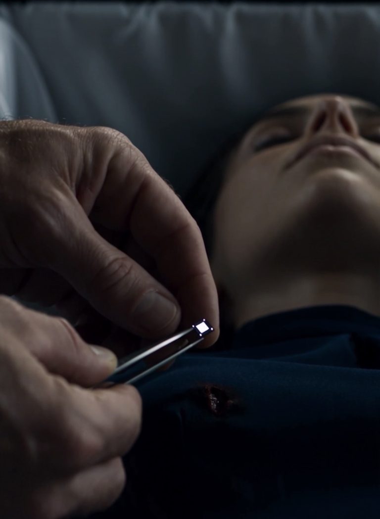 El microchip oculto: el secreto que Elena se llevó al ataúd