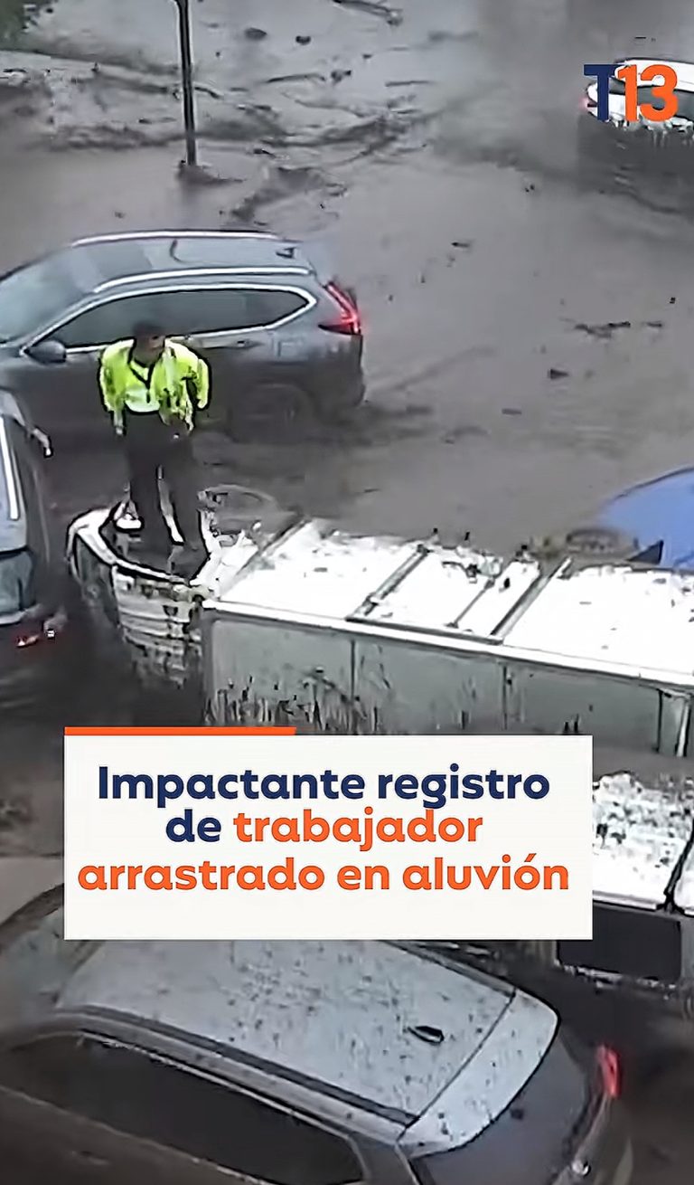Impactante video muestra a un conductor aferrándose a un árbol para sobrevivir al aluvión en Las Condes