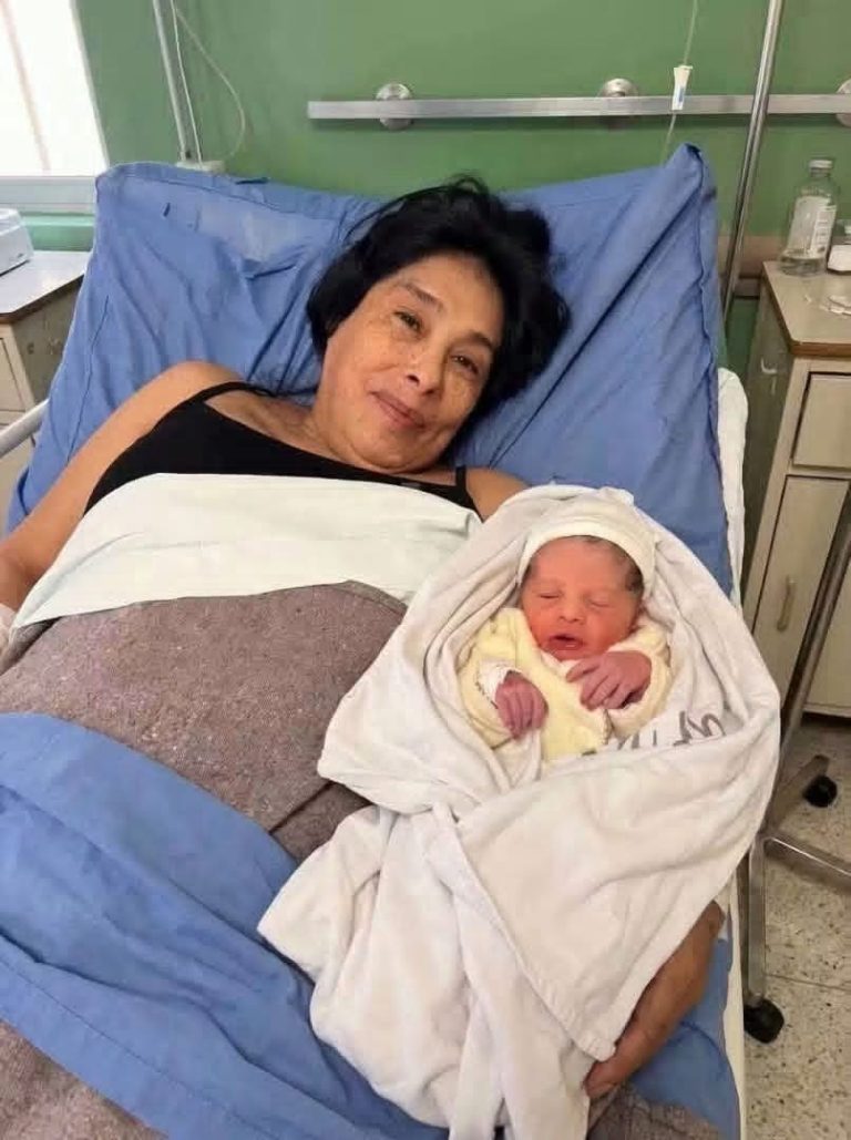 Una mujer mayor junto a un bebé recién nacido despierta curiosidad en las redes sociales