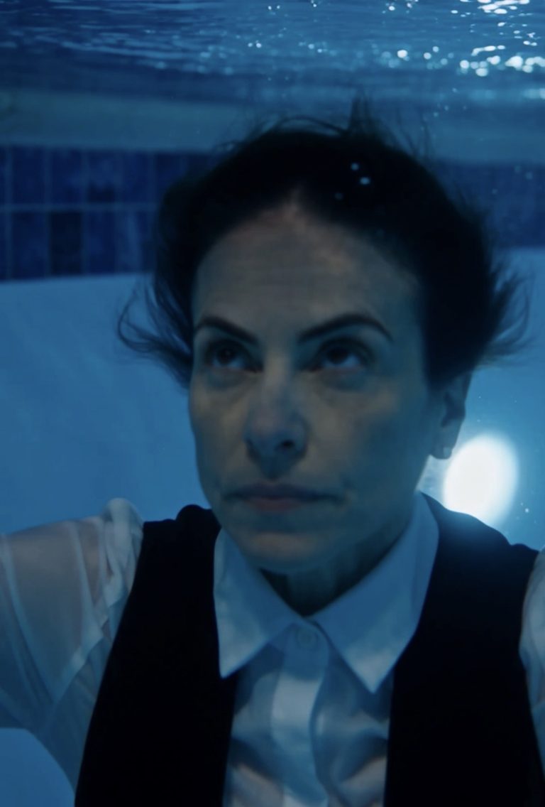 Empujó a la Mesera a la Piscina sin Imaginar Quién Era Realmente